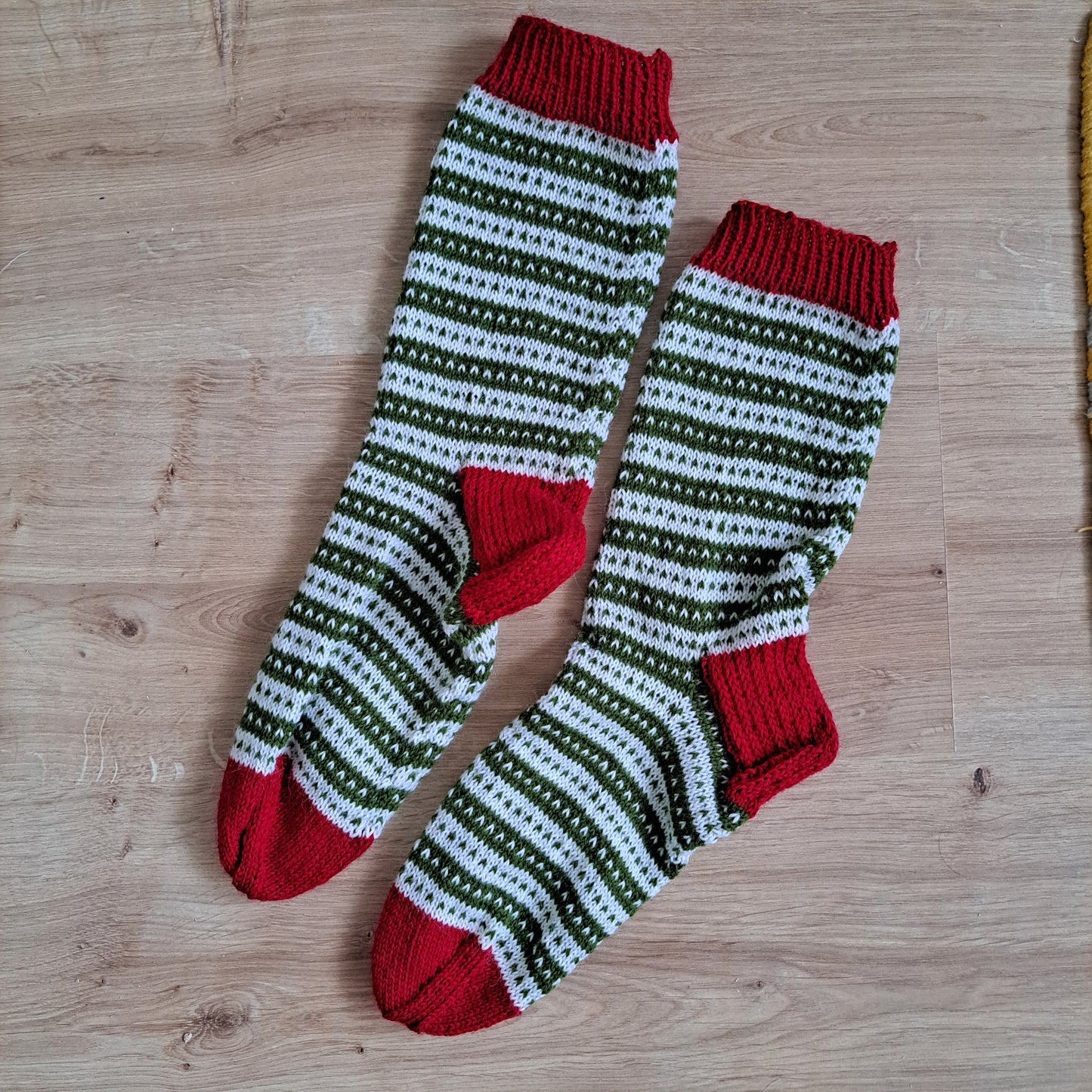 villasukat- chaussettes fines "petits coeurs" - pièces uniques - différentes couleurs et pointures