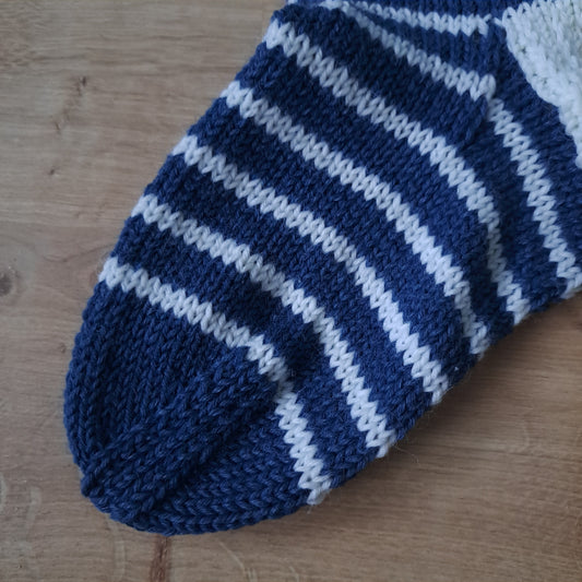 Villasukat - chaussettes moelleuses à rayures prêtes à partir - différentes pointures et couleurs.