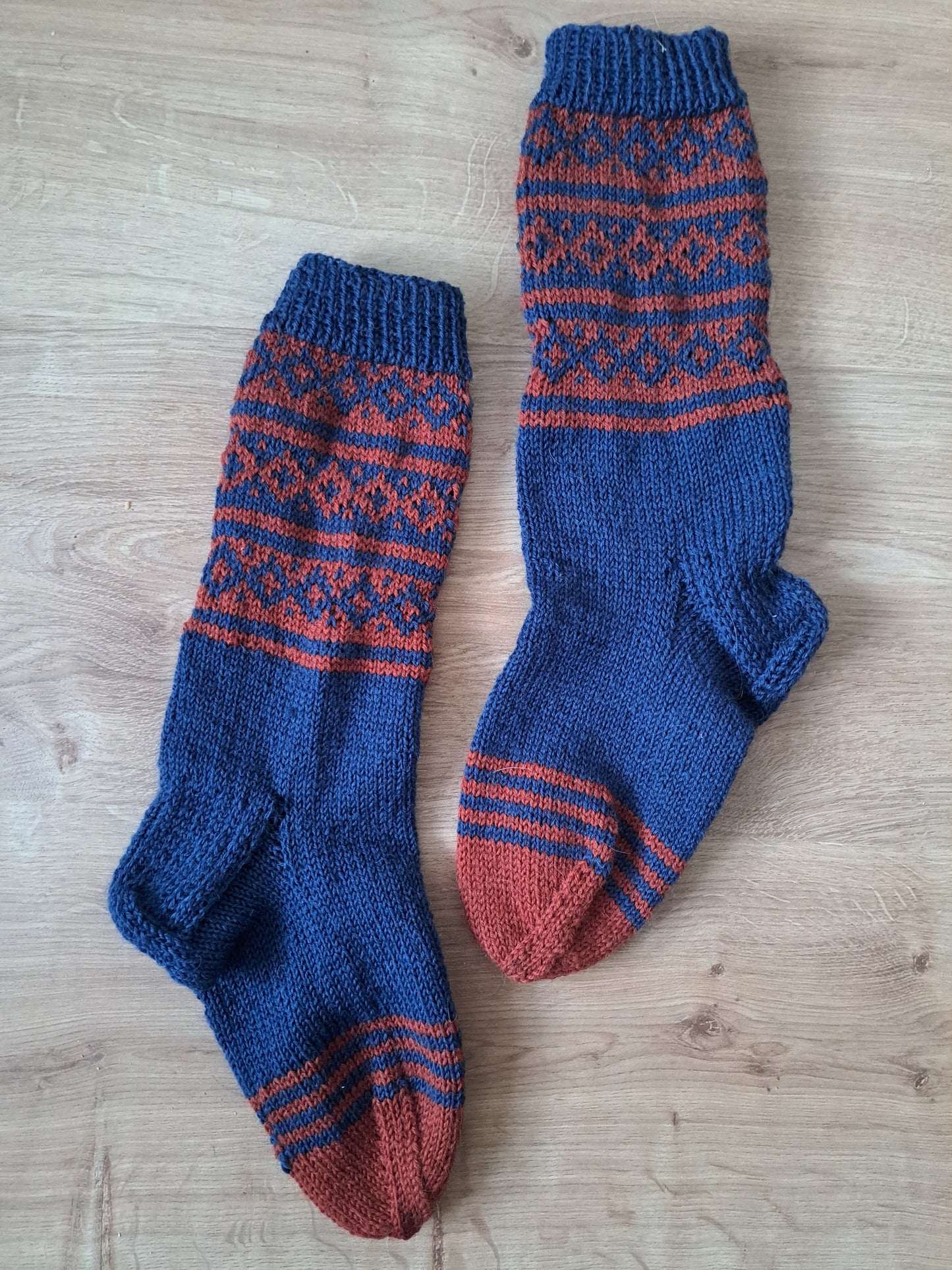 villasukat Folk scandinave- version laine fine - prêtes à partir