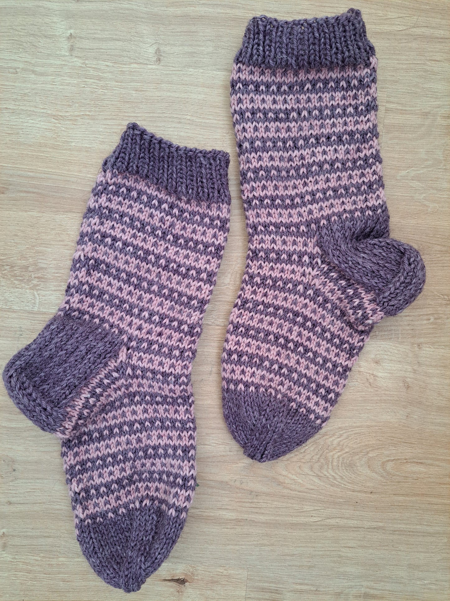 Villasukat - chaussettes moelleuses " petits coeurs" prêtes à partir - différentes pointures et couleurs.