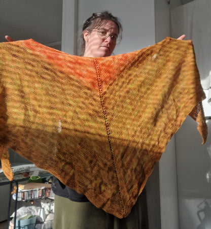 grand châle à capuche "lutin des bois d'automne" - laine teinte à la main